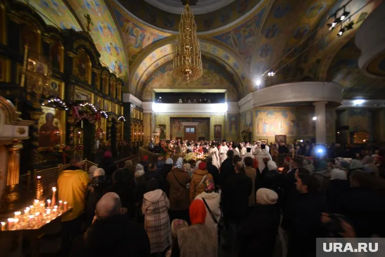 В соборе ждут Благодатный огонь, с которым верующие пройдут по центру Екатеринбурга