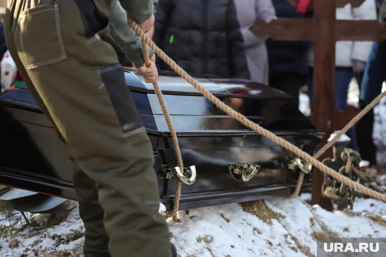 По данным издания, похоронщики на Украине считают, что сейчас «идеальное время» для процветания такого бизнеса
