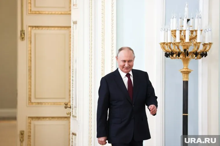 Владимир Путин принимает парад Президентского полка