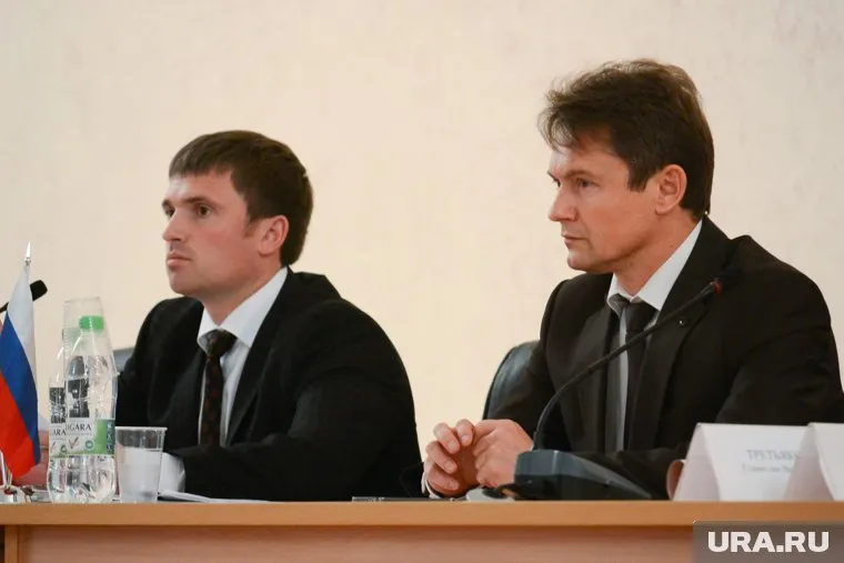 Евгений Степовик (слева) стал единственным депутатом, повторно вошедшим в конкурсную комиссию по выборам мэра, назначенным после ареста Геннадия Васькова (справа)