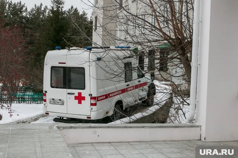 Пьяный мужчина угнал спецавтомобиль, но не смог выехать за территорию больницы