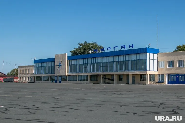 Клиенты авиакомпании просидели голодными семь часов
