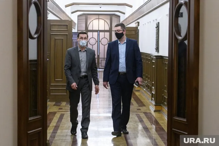 Сергей Плахотин (слева) попросил Алексея Редина (справа) остаться еще на неделю