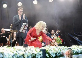 Соседов призвал запретить хит Долиной в России на фоне скандала