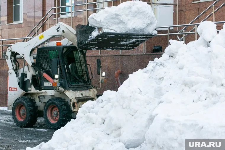 В Нижневартовске во избежание паводков вывоз снега ведется в круглосуточном режиме