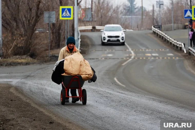 Жители СНТ из зон затопления вывозят вещи