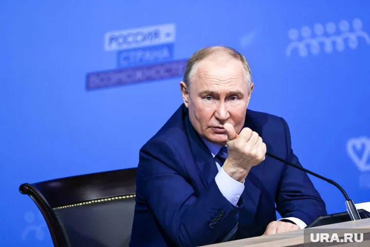 Путин поможет странам БРИКС избавиться от долларовой зависимости, пишет The Economist