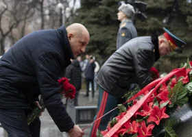 Свердловские VIP возложили цветы к памятнику легендарному маршалу Жукову