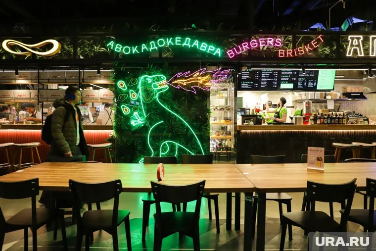 Екатеринбургские художники разрисовали фудмаркет Estory в «Гринвиче»