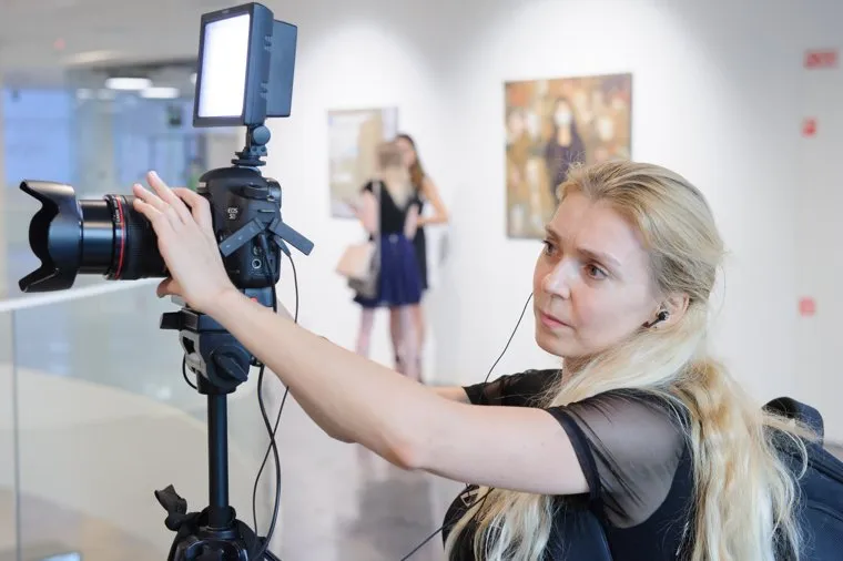 Открытие выставки работ Полины Синяткиной "Вдохнуть и не дышать". Екатеринбург