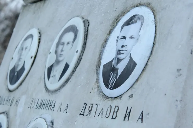 Возложение цветов на могиле "дятловцев" по случаю 58-ой годовщины гибели группы. Екатеринбург, дятлов игорь