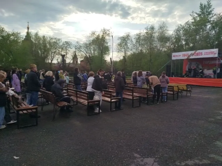 Курганцы встали со своих мест, услышав военную песню на концерте в Горсаду