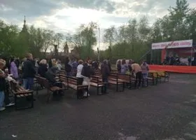 Курганцы на концерте в Горсаду встали, услышав песню «День Победы»