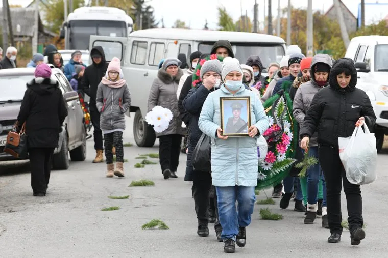 Прощание с Иваном Катлинских в селе Бердюжье. Тюменская область
