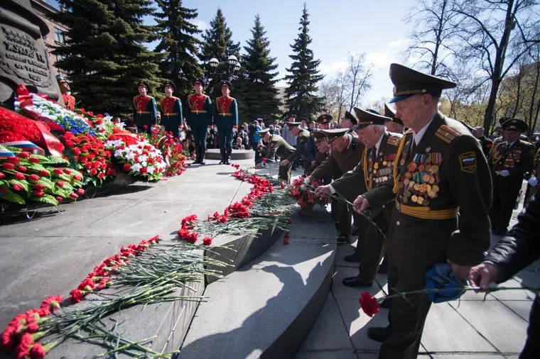Возложение цветов к памятнику Жукову. Екатеринбург, ветераны, возложение венков
