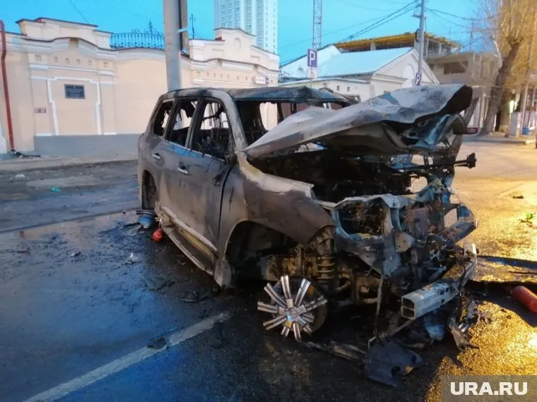 Машина загорелась после столкновения с опорой троллейбусных линий