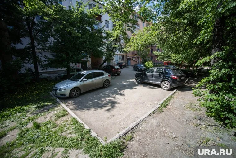 Припаркованная машина находилась в одном из дворов Челябинска (фото из архива)