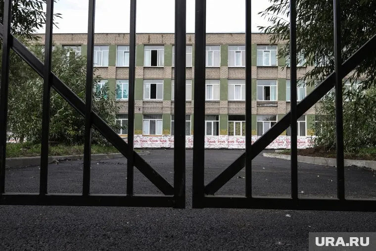 Детей впускают в школу только всем классом
