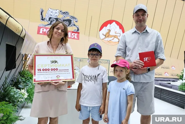 Наталия Корнеева пришла на международную выставку-форум «Россия» с семьей