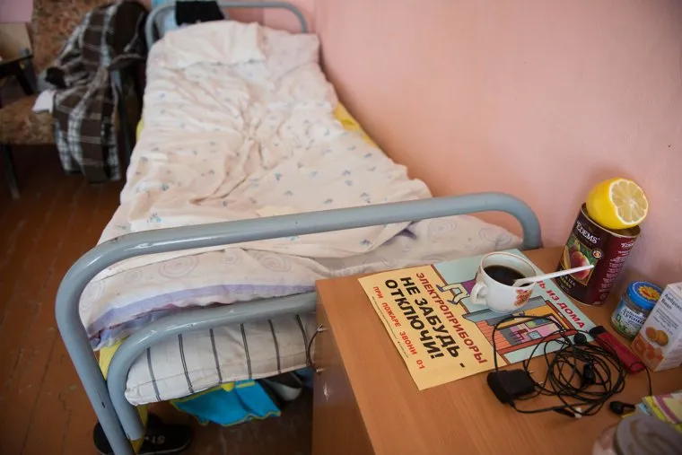 Виктор Шептий в лагере беженцев. Каменск-Уральский, койки, общежитие