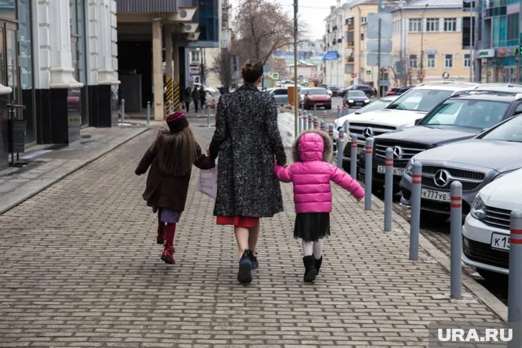 Пособия на детей «отвязали» от прописки родителей