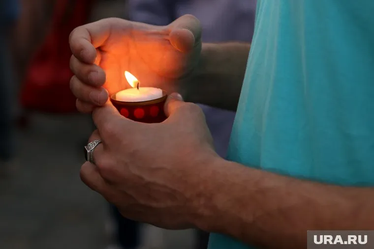 Почтить память погибших собрались около ста человек