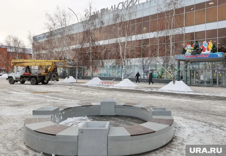 На парковке уже стоят скамейки и другие арт-объекты