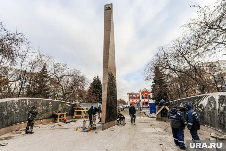 Стела была открыта в честь присвоения звания «Город трудовой доблести»