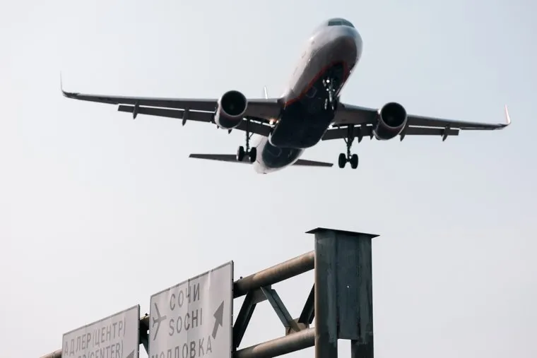 Работа аэропорта города Сочи, лайнер, эйрбас, аэропорт сочи, сочи аэропорт