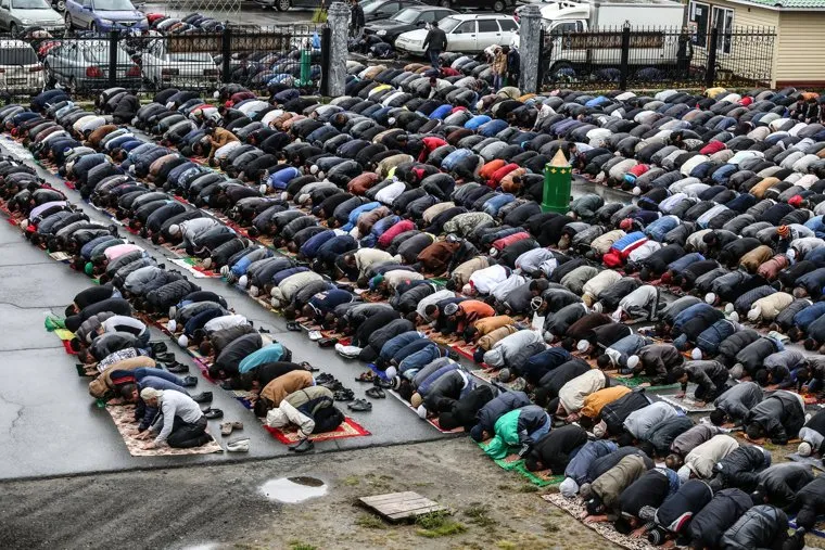 мусльманский праздник Ураза-байрам. Сургут, молитва, мусульмане, намаз