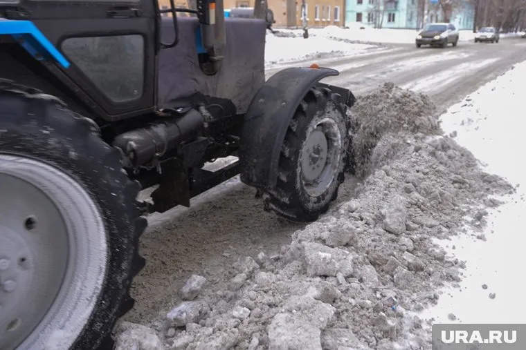 Снег убирают 290 единиц техники и почти две тысячи дорожников
