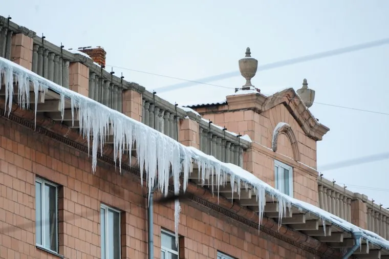 Снежные кучи, сугробы и сосульки. Челябинск