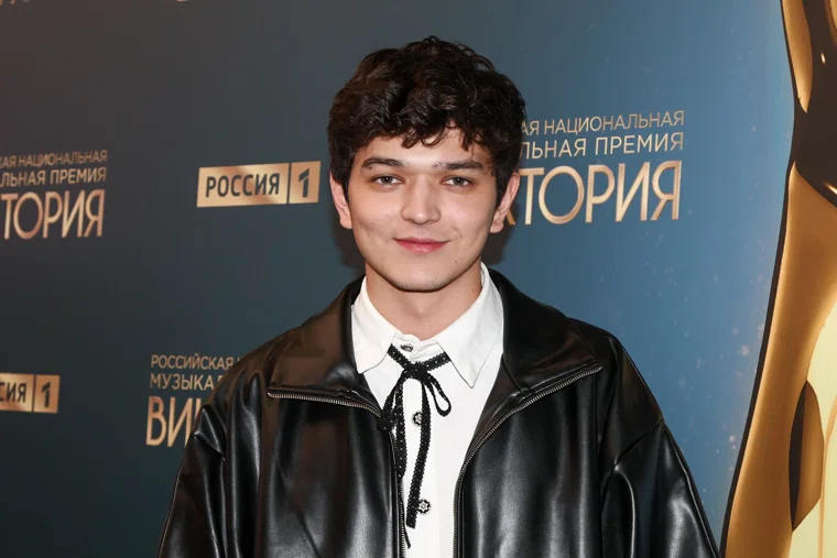 Акмаль принял от фанатки подарок в пакете в цветах российского флага