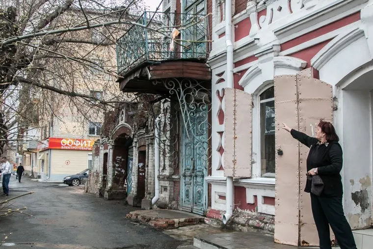 Рухнувшее нежилое здание (памятник архитектуры) по улице Советская 131. Курган, памятник архитектуры, жилой дом, аварийный балкон, улица советская142