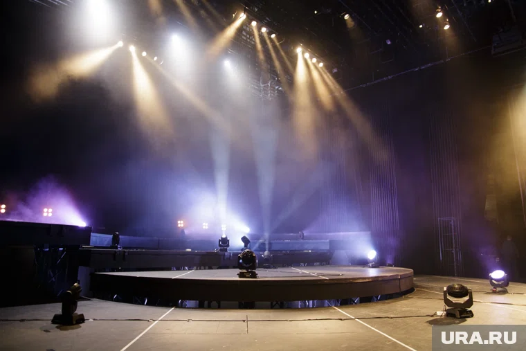 Актеры уже готовы выйти на сцену