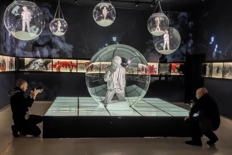 Открытие выставки, посвященной Виктору Цою в Манеже. Москва