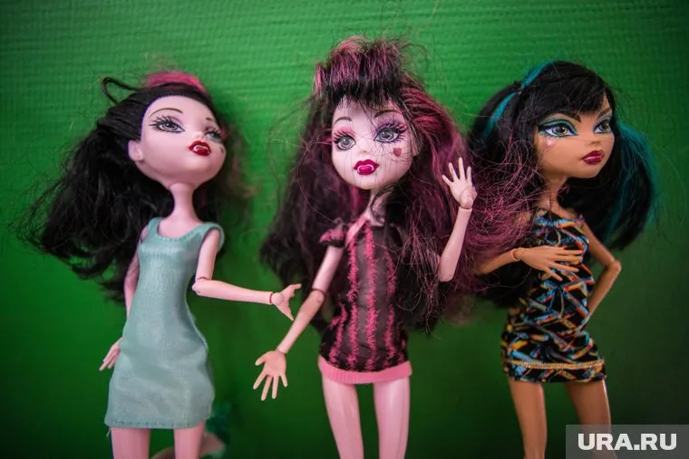 Тюменские вузы рекламируют полуобнаженные девушки