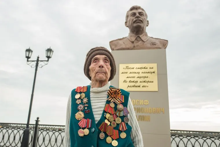 Установка бюста Сталину. Сургут, бюст сталину