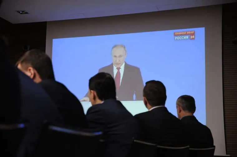 Тюменцы слушают послание президента России Владимира Путина федеральному собранию. Тюмень