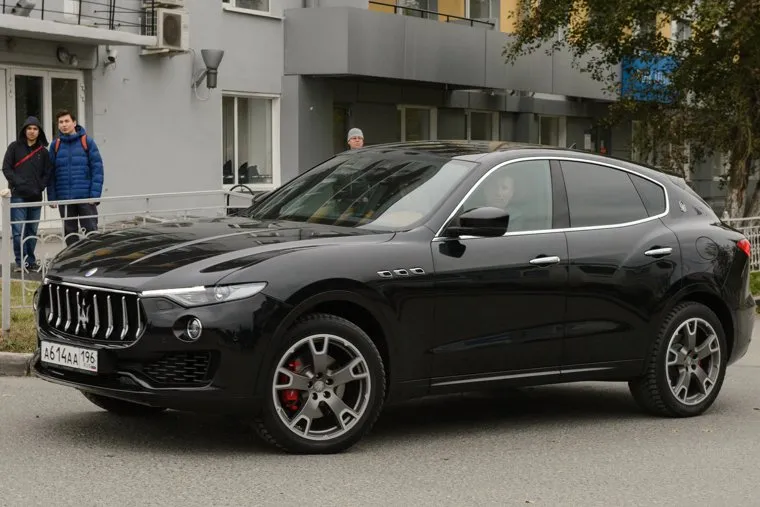 Разгон несанкционированной акции протеста сторонников Алексея Навального на Площади Труда. Екатеринбург, maserati, мазерати