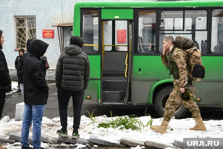 В Свердловской области мобилизовали мужчину, который год назад перенес операцию на позвоночнике (архивное фото)
