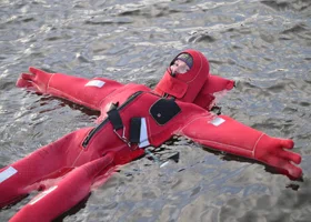 Плавала в ледяной Каме и не замерзла: журналист URA.RU попробовала айс-флоатинг в Перми