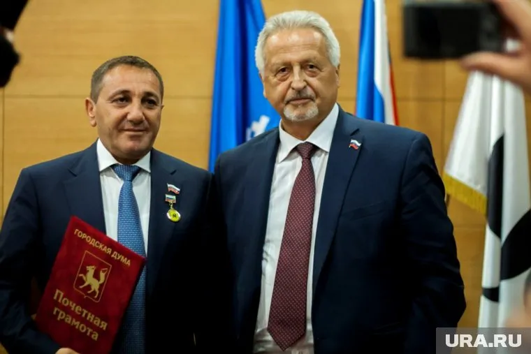 Владимир Мартынюк (на фото справа) за прошлый год заработал более пяти миллионов рублей