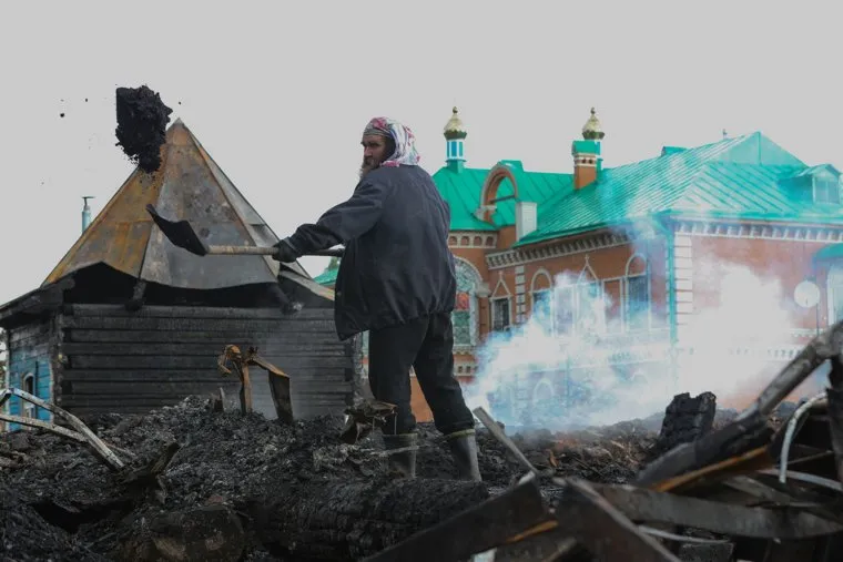 Разбор конструкций Свято-Казанского Чимеевского мужского монастыря после пожара. с Чимеево