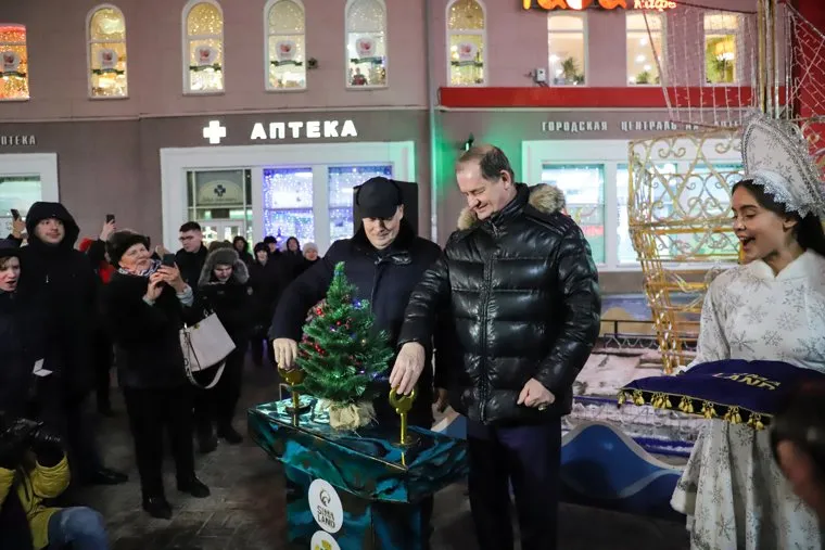 Открытие новогоднего оформление улицы Вайнера от компании Сима-ленд. Екатеринбург