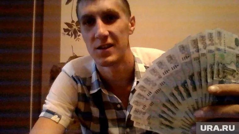 Александр Каюмов любит фотографироваться с деньгами