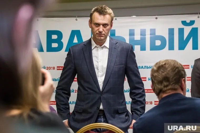 Алексей Навальный получил стакан с чаем от своего помощника