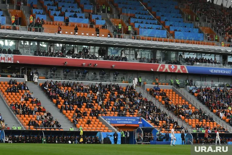 Официально говорят, что на матч было продано 32 тысячи билетов