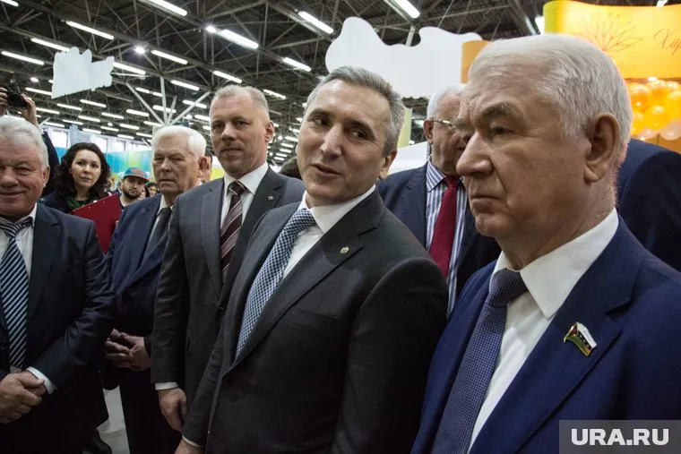 Александр Моор (в центре) с первых месяцев работы главой Тюменской области взялся за новый майский указ президента