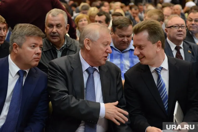 Станислав Мошаров (слева) и Владимир Бурматов (справа) борются за политическое будущее в отсутствие в мэрии Евгения Тефтелева (в центре)